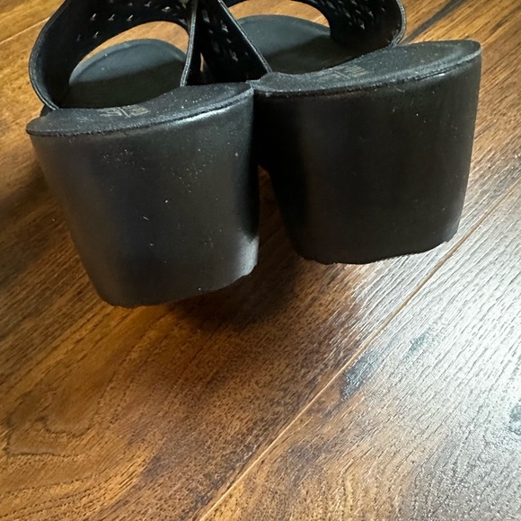 La Rosa Black Wide Width Slip on Open Toe Lazer Cut Sandals Women’s Size 9M - Picture 5 of 9